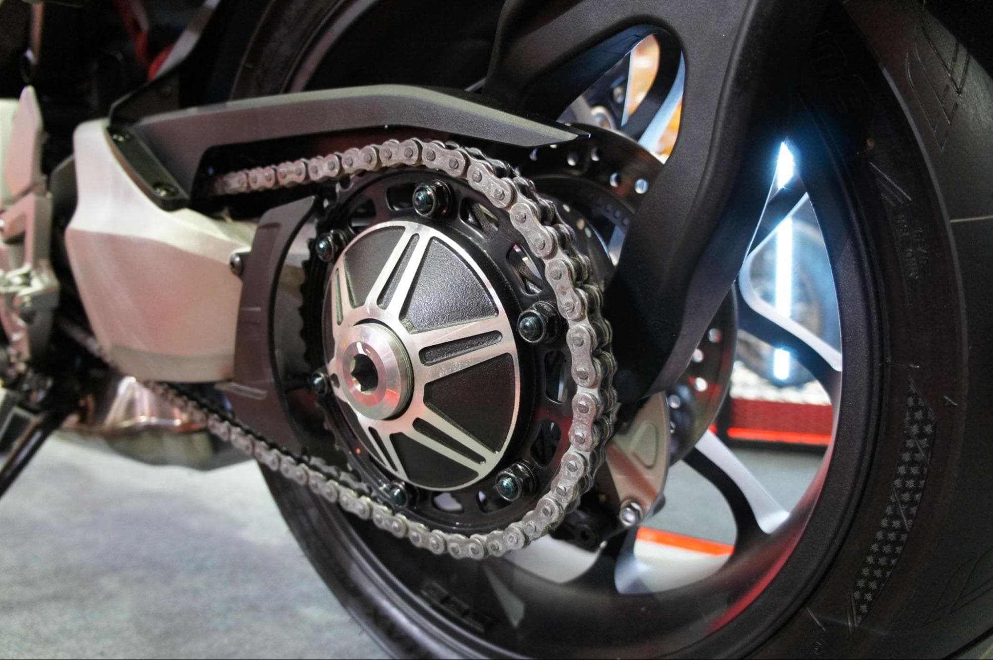 Corrente de moto: como limpar, lubrificar e quando trocar